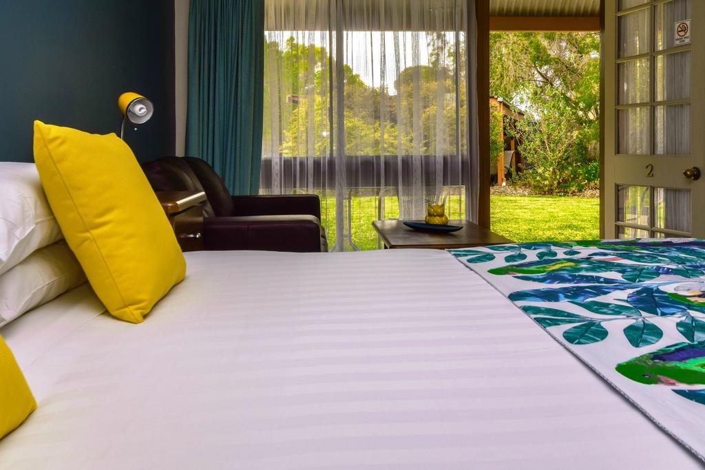 River Country Inn (Adults Only) Моама Екстериор снимка
