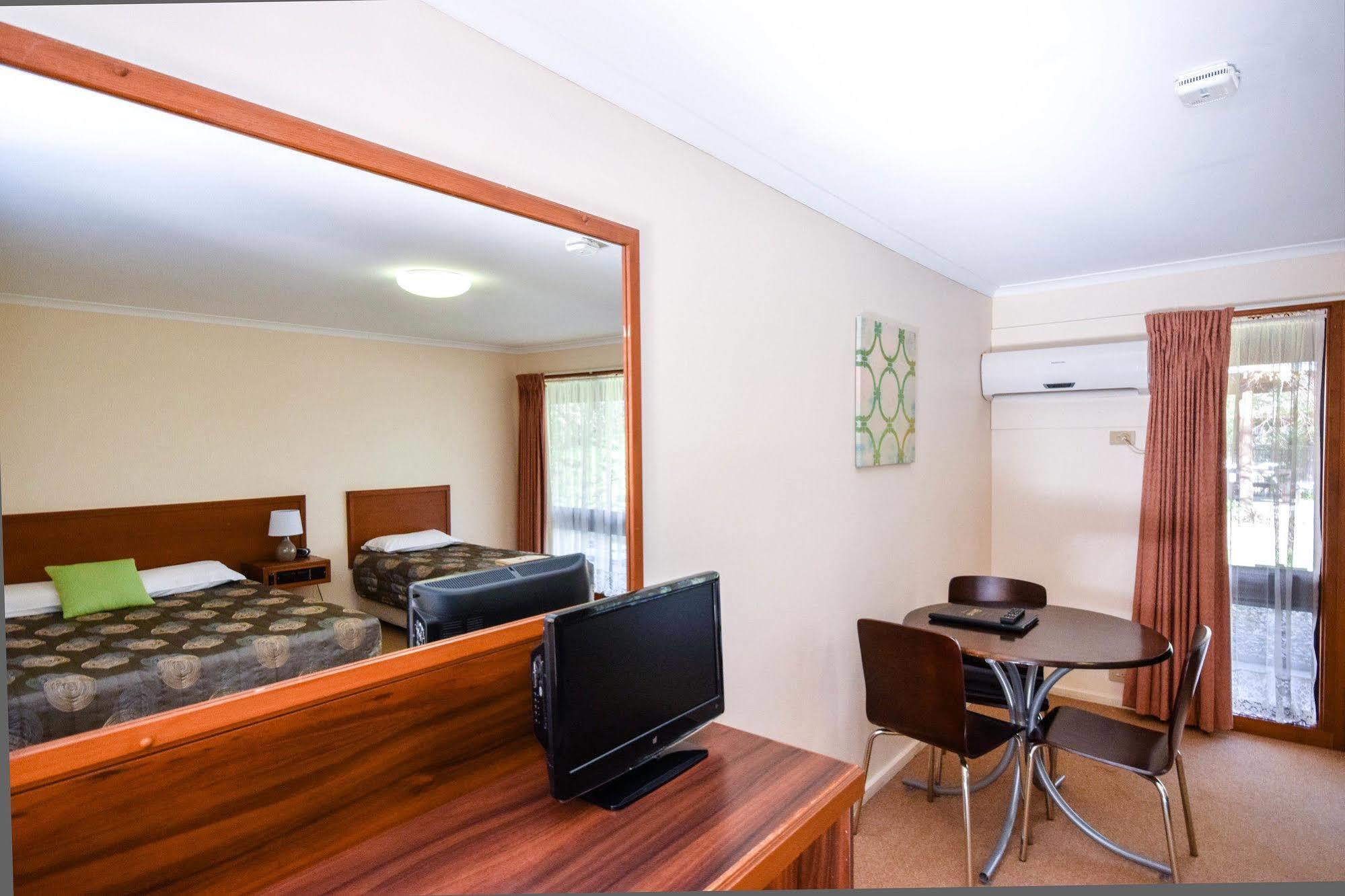 River Country Inn (Adults Only) Моама Екстериор снимка