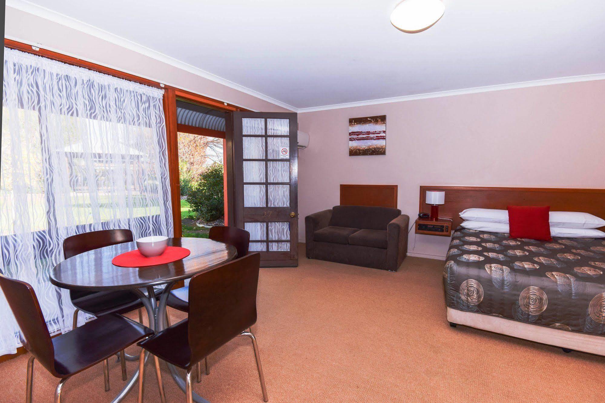 River Country Inn (Adults Only) Моама Екстериор снимка