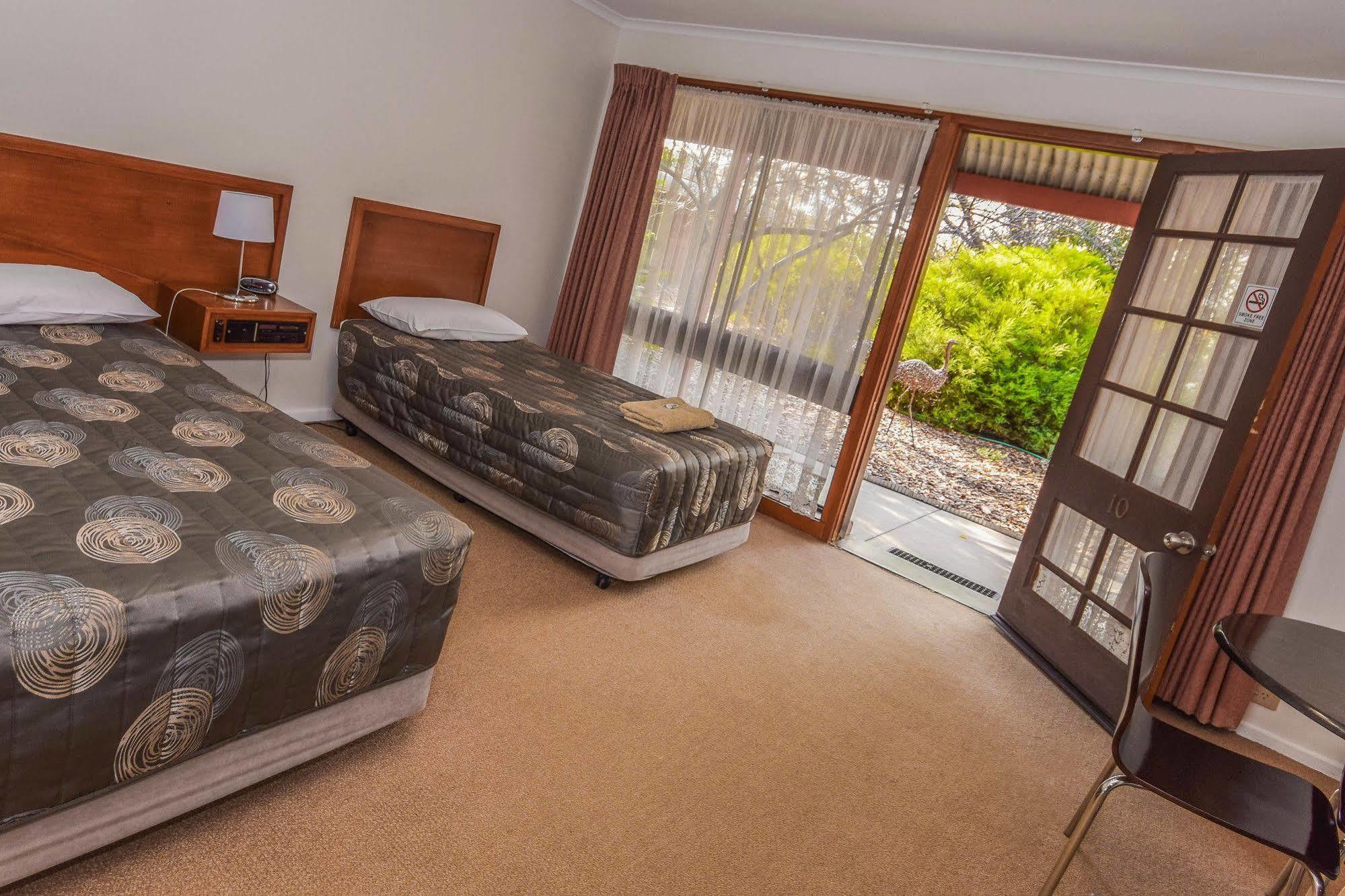 River Country Inn (Adults Only) Моама Екстериор снимка