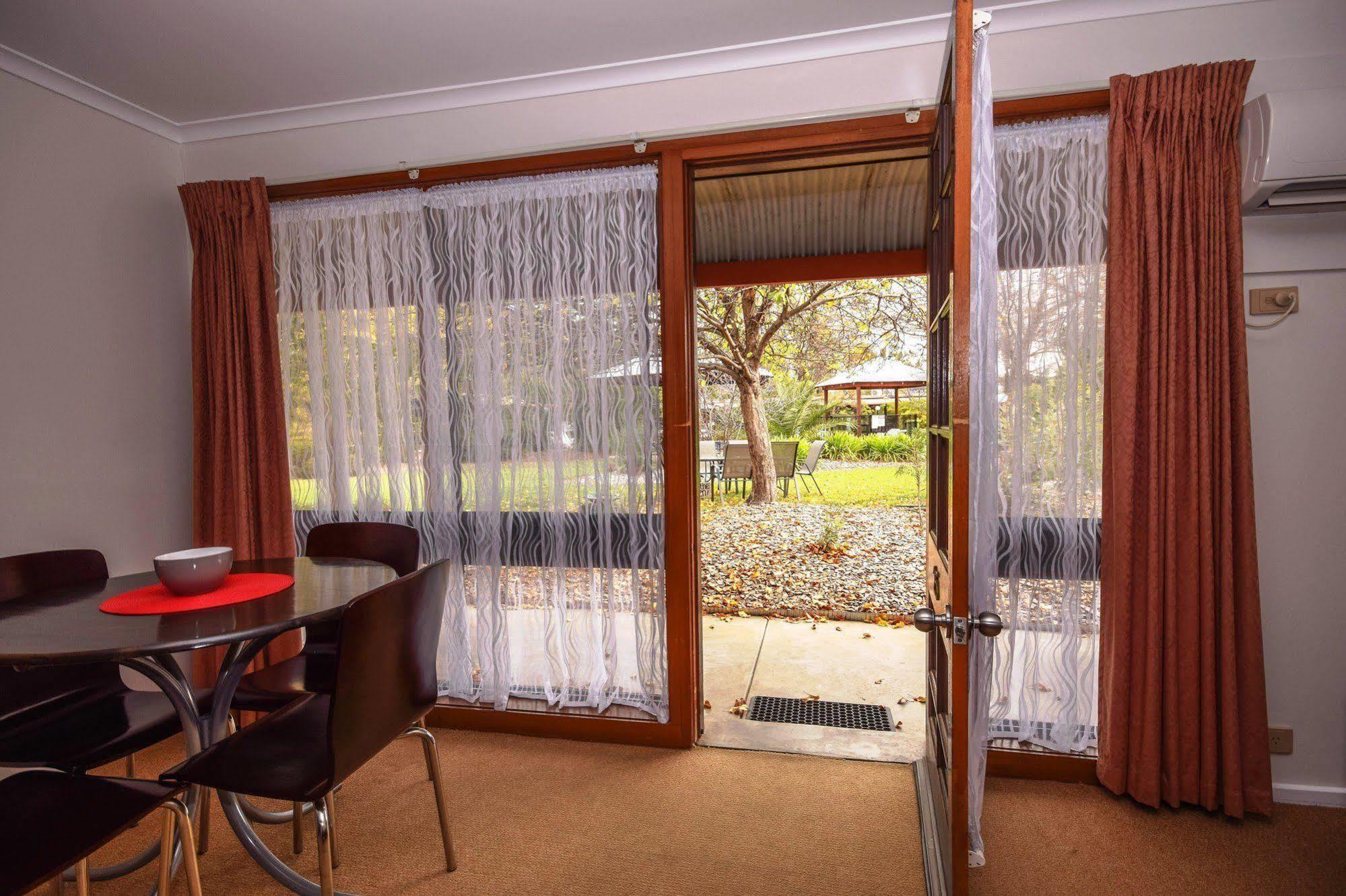River Country Inn (Adults Only) Моама Екстериор снимка